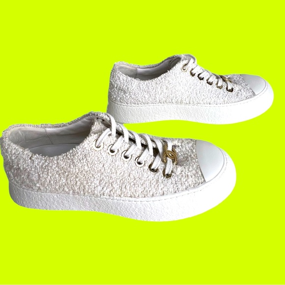 CHANEL 2024 SS CASUAL STYLE PLAIN LOGO LOW-TOP SNEAKERS - Picture 4 of 14